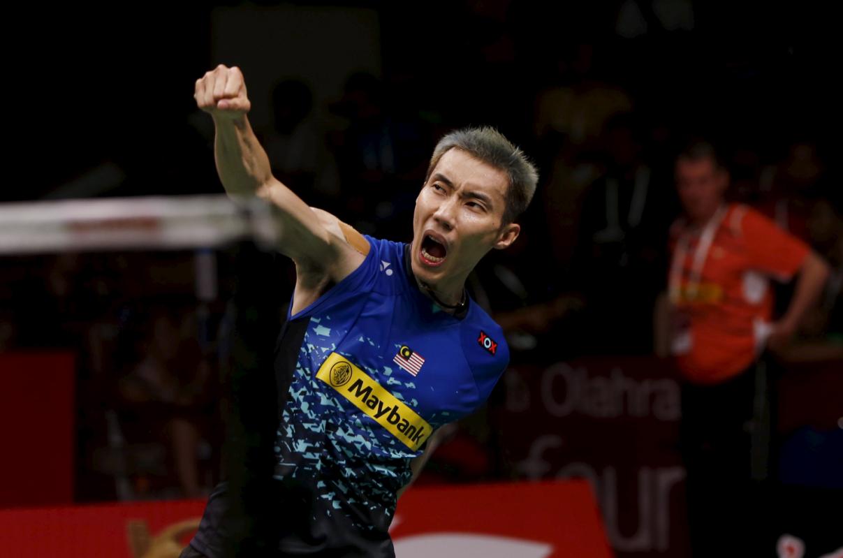 Malaysia's Lee Chong Wei celebrates after beating Denmark's Jan O. Jorgensen during their semi-final men's singles badminton match at the BWF World Championship in Jakarta, Indonesia August 15, 2015. REUTERS/Beawiharta