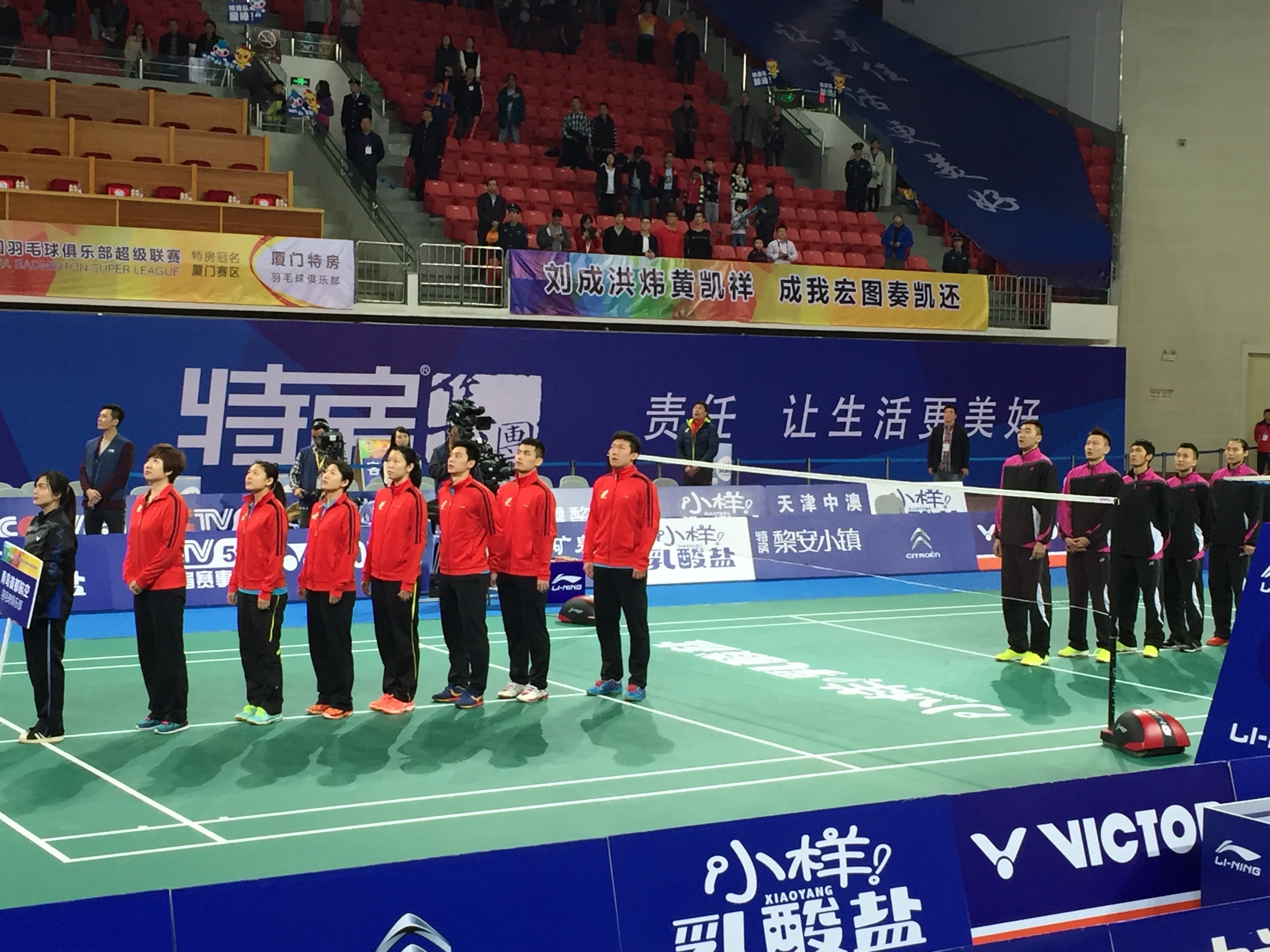 The two teams came out and after a brief introduction (including their accolades) we all stood facing the Chinese flag and listened to the national anthem. All that was missing was the "play ball!" at the end. 